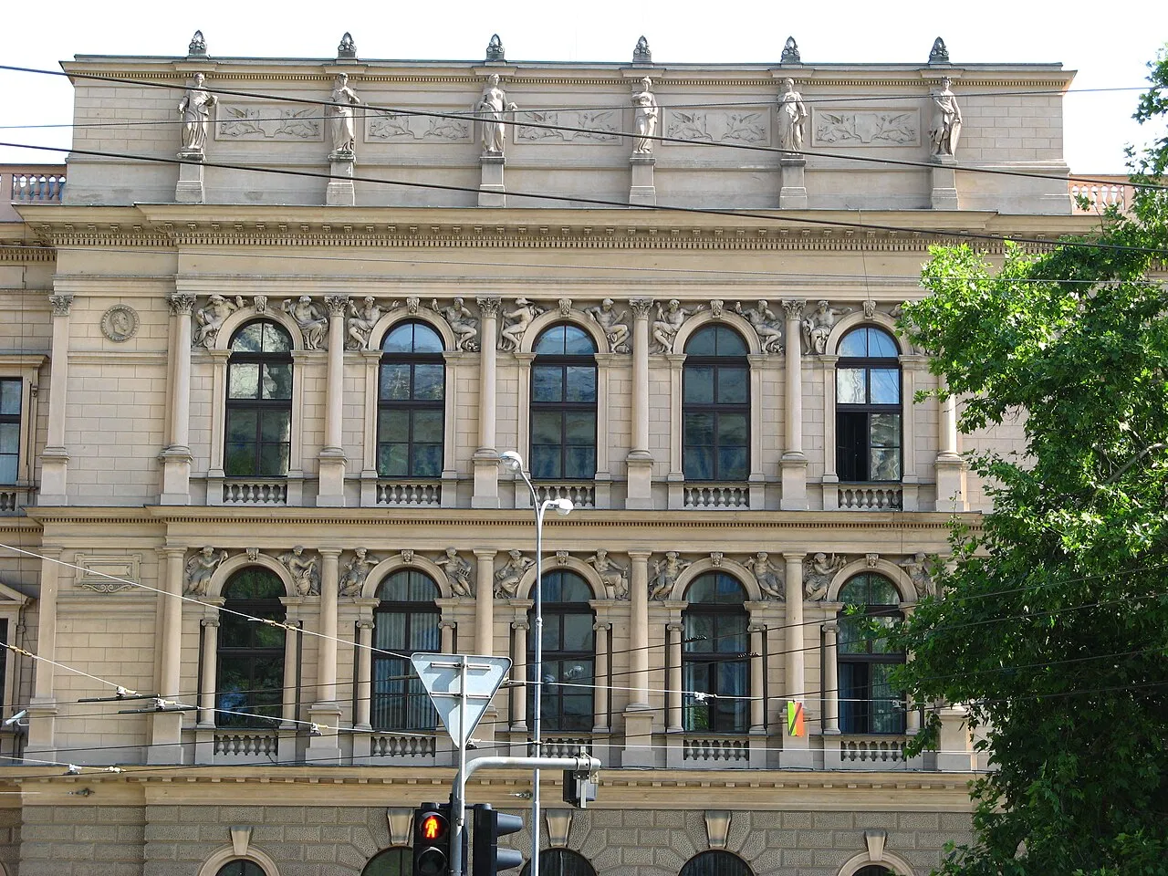 Het gebouw van het Grondwettelijk Hof in Brno, dat het verzoek van de senatoren tegen de brandstofprijswet behandelt