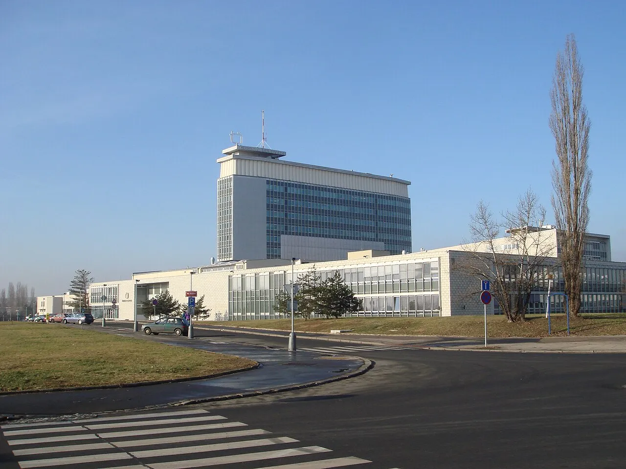 Het gebouw van Česká televize op Kavčí hory in Praag.