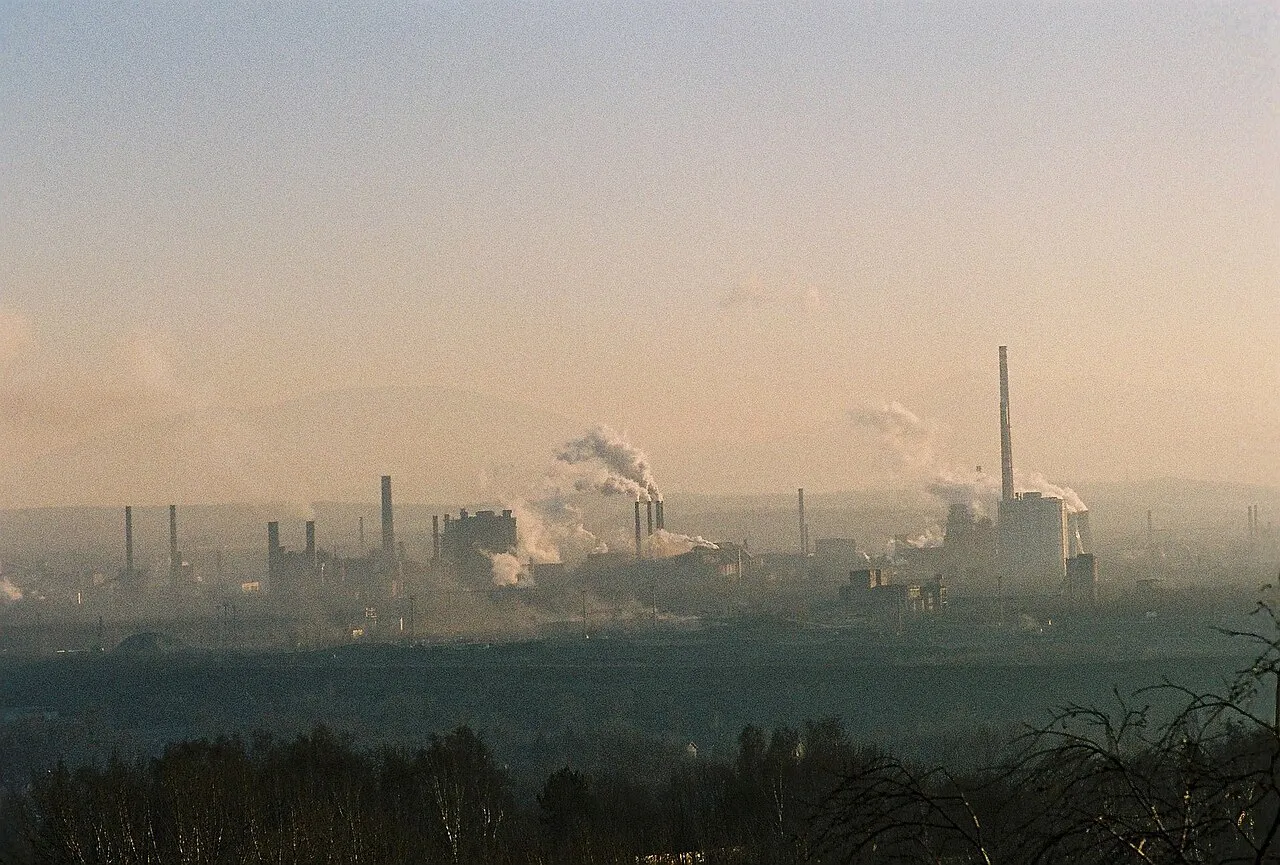 Fabrieksschoorstenen en industriële installaties van staalbedrijf Nová Huť in Ostrava
