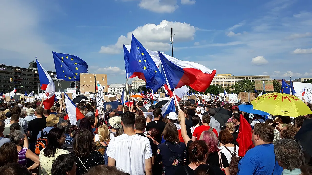 Een demonstratie van Milion chvilek pro demokracii met honderdduizenden mensen op het Letná-plein in Praag.