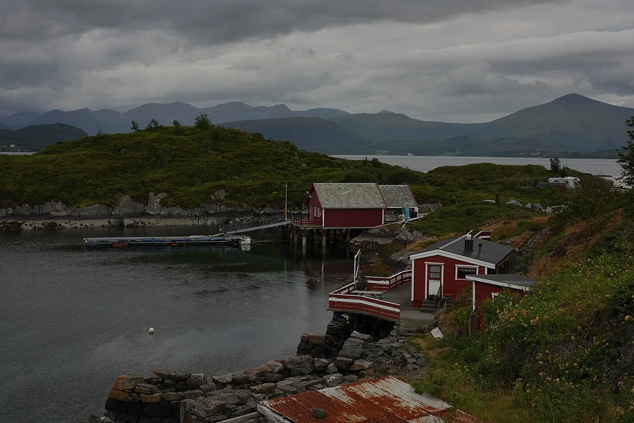 Eiland in de gemeente Averøy, Møre og Romsdal, Noorwegen, bij de plek van het bootongeval