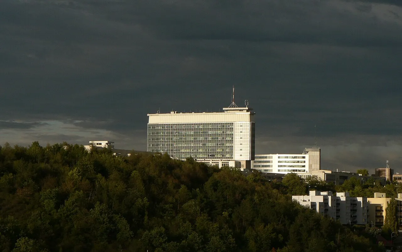 Het gebouw van Česká televize op de Kavčí hory in Praag