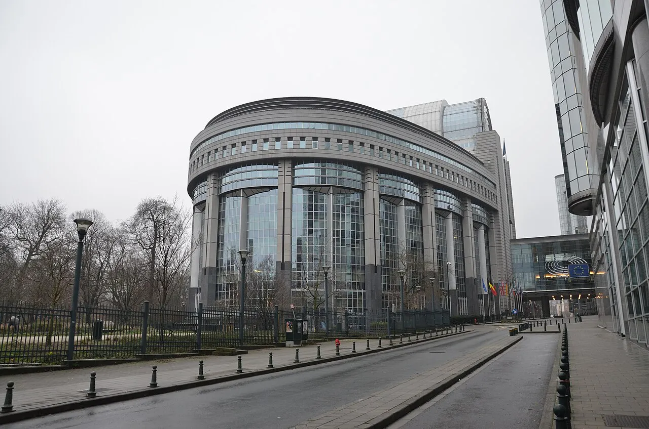 Het gebouw van het Europees Parlement in Brussel, waar het EPPO kantoren van de fractie Patriotten voor Europa doorzocht.