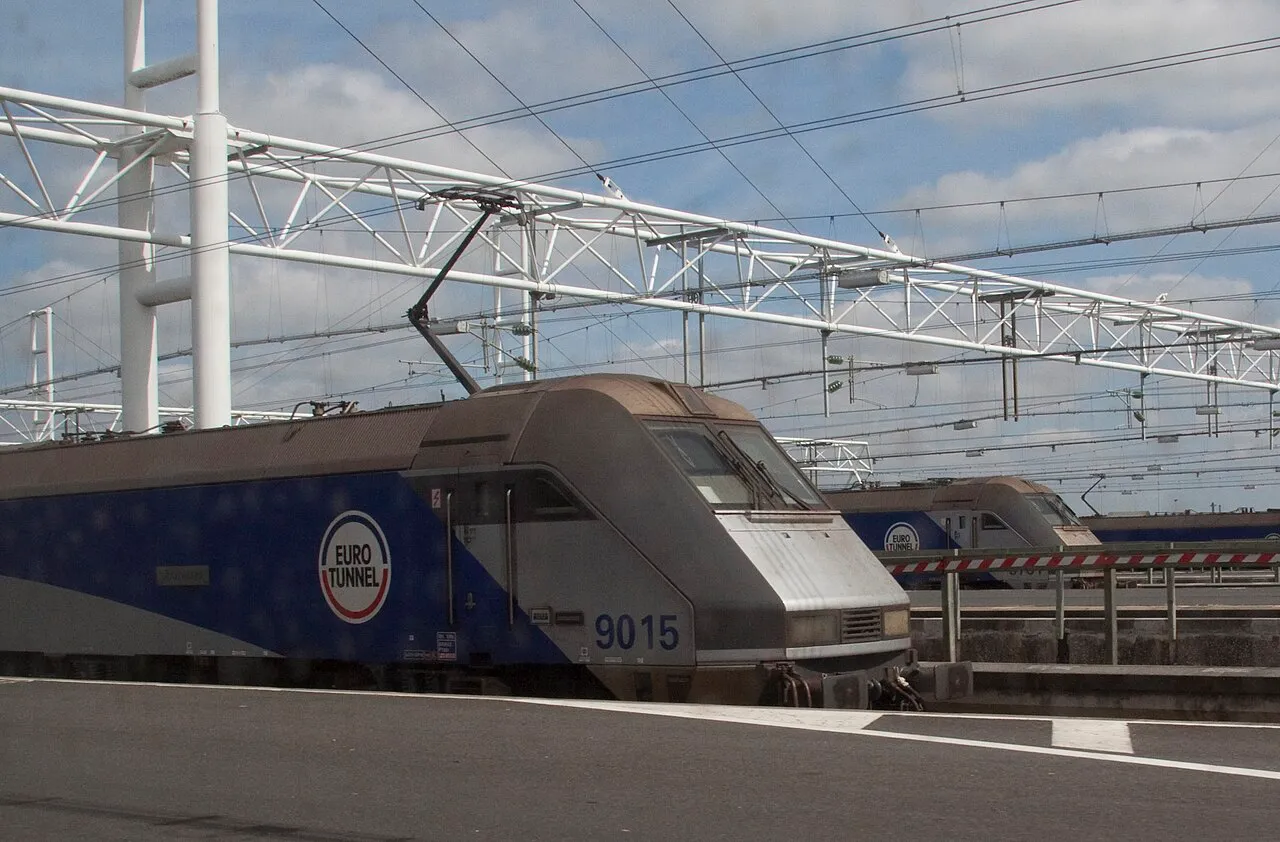 Een Le Shuttle-trein van Eurotunnel bij de terminal in Coquelles, Frankrijk