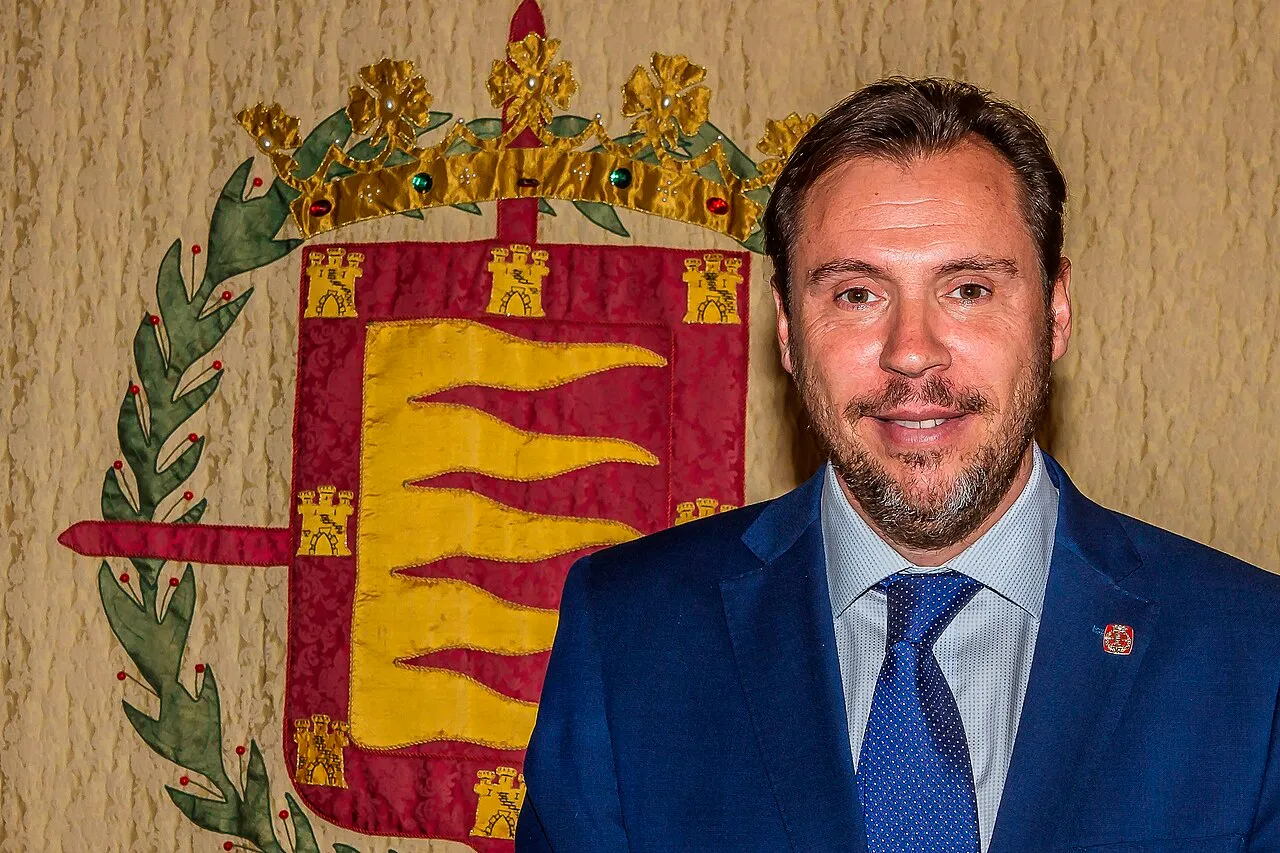 Minister van Transport Óscar Puente, die de fout van de treindienstleiding als oorzaak van de botsing bij Toledo noemde.