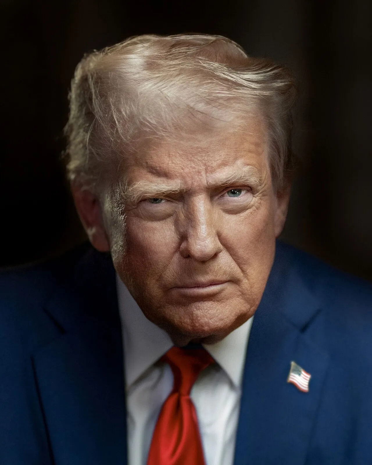 Officieel portret van de Amerikaanse president Donald Trump, die hoge benzineprijzen koppelt aan de oorlog in Oekraïne