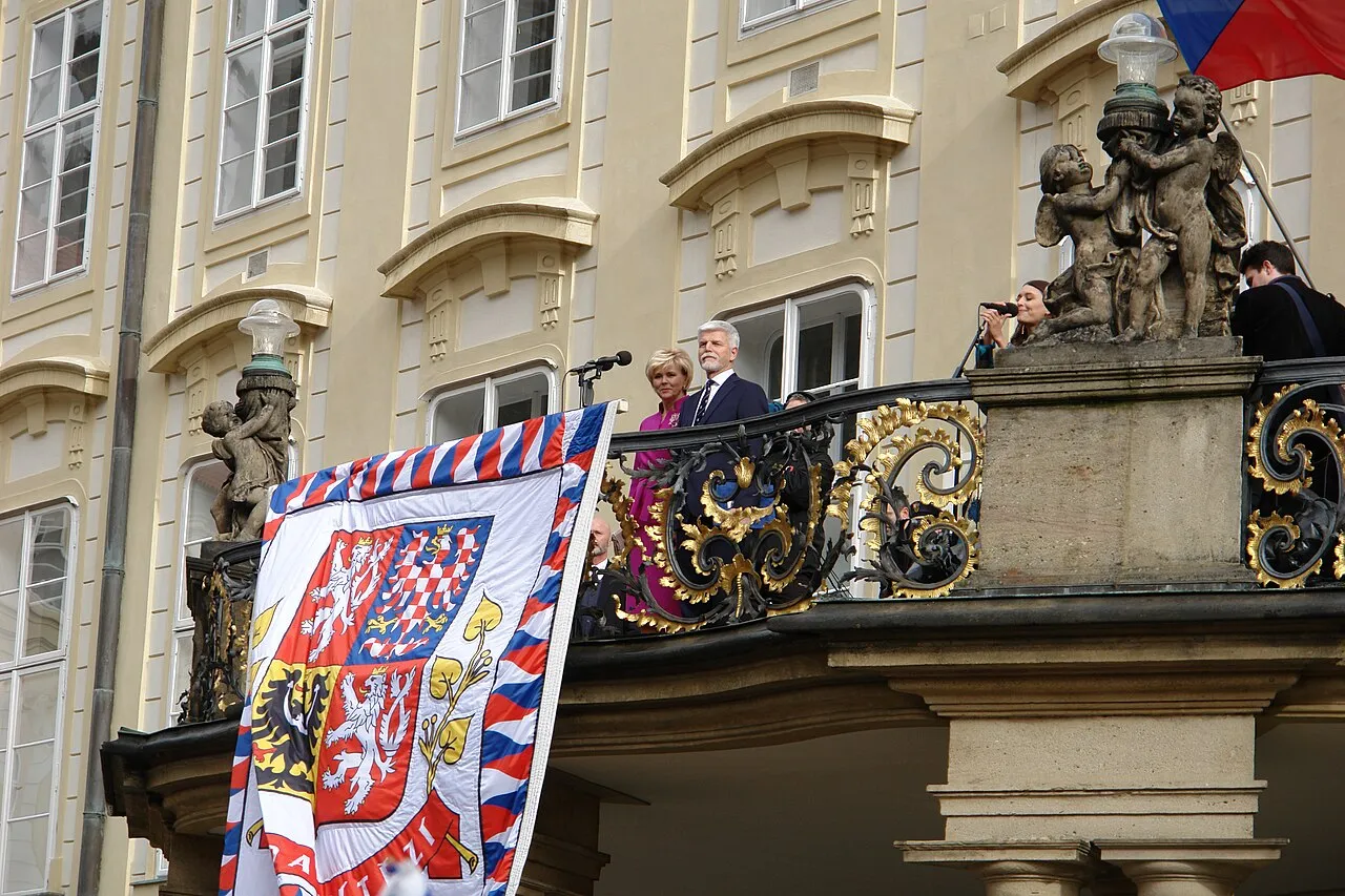 President Petr Pavel op het balkon van het Praagse kasteel