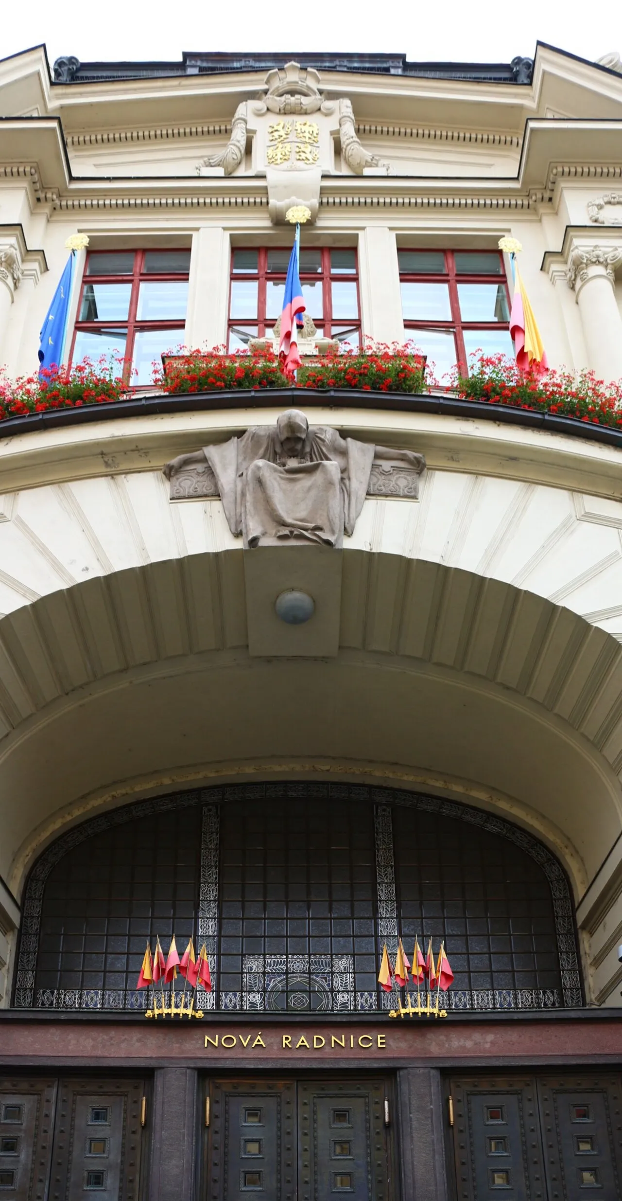 Entree van het Praagse stadhuis (Magistrát hl. m. Prahy), zetel van de gemeenteraad