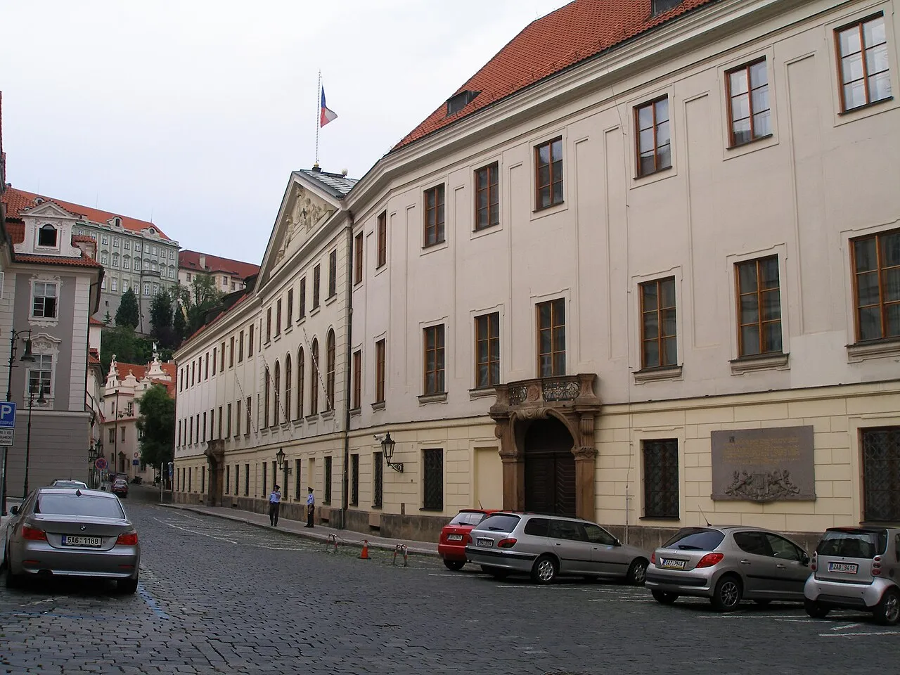 Gebouw van de Poslanecká sněmovna (Tsjechische Tweede Kamer) aan de Sněmovní-straat in Praag.