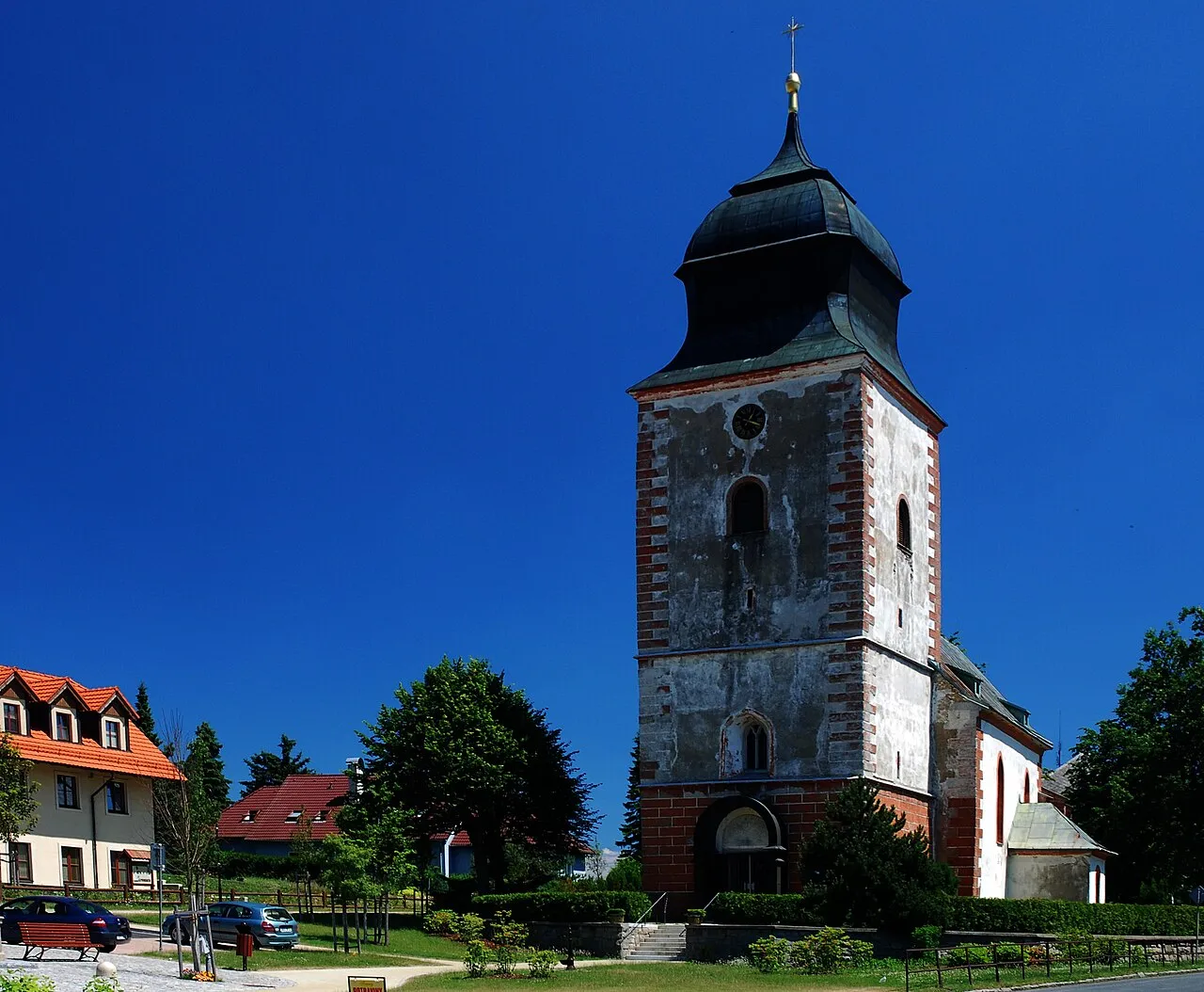 De Sint-Joriskerk in Přimda, bij het epicentrum van de aardbeving van 23 oktober 2026.