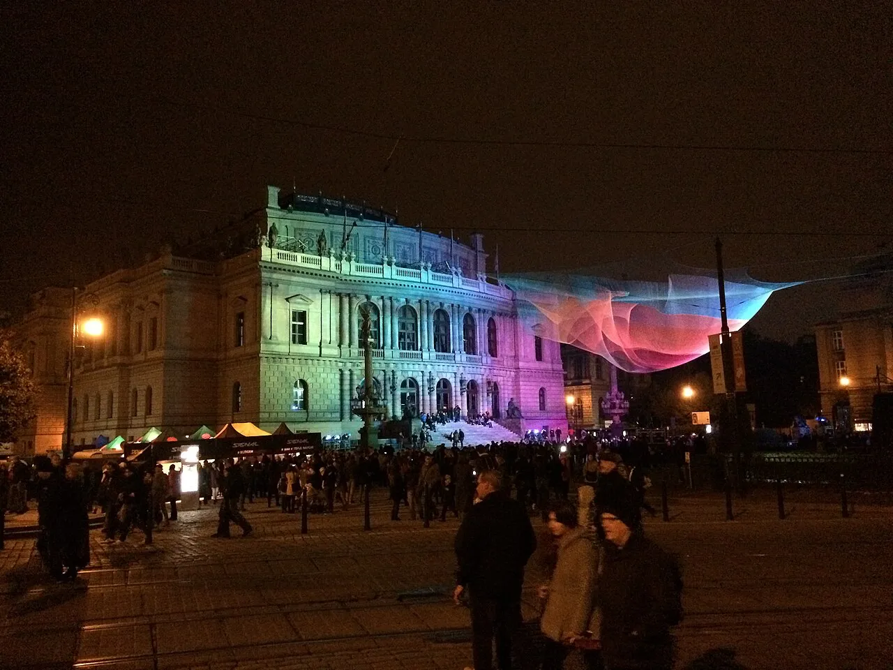 Lichtkunstinstallatie tijdens het Signal Festival bij het Rudolfinum in Praag.