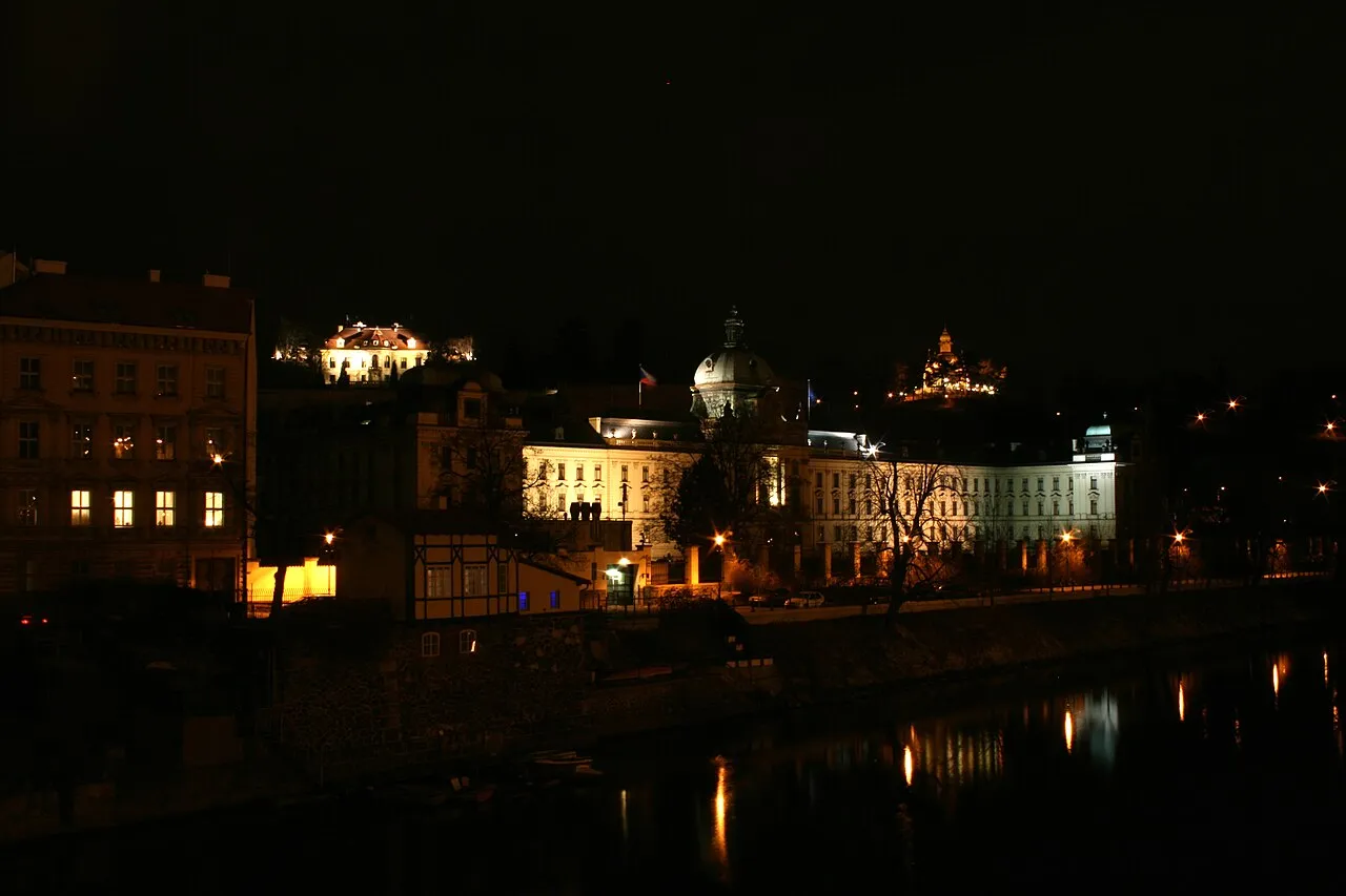 De Straka-academie, de zetel van de Tsjechische regering, in Praag