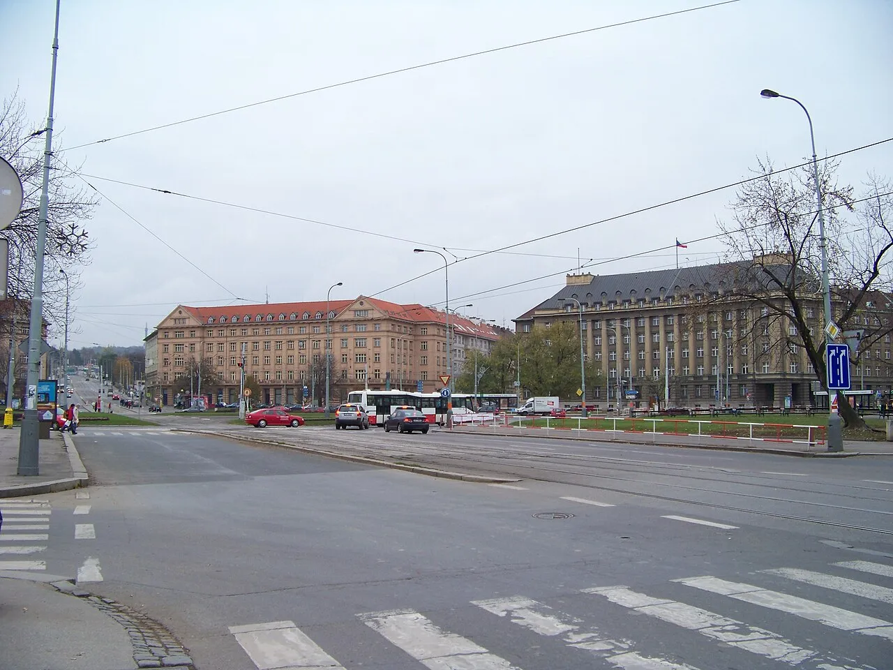 Zicht op Vítězné náměstí in de Praagse wijk Dejvice vanaf de straat Jugoslávských partyzánů, met tramrails, de plek van het ongeval.