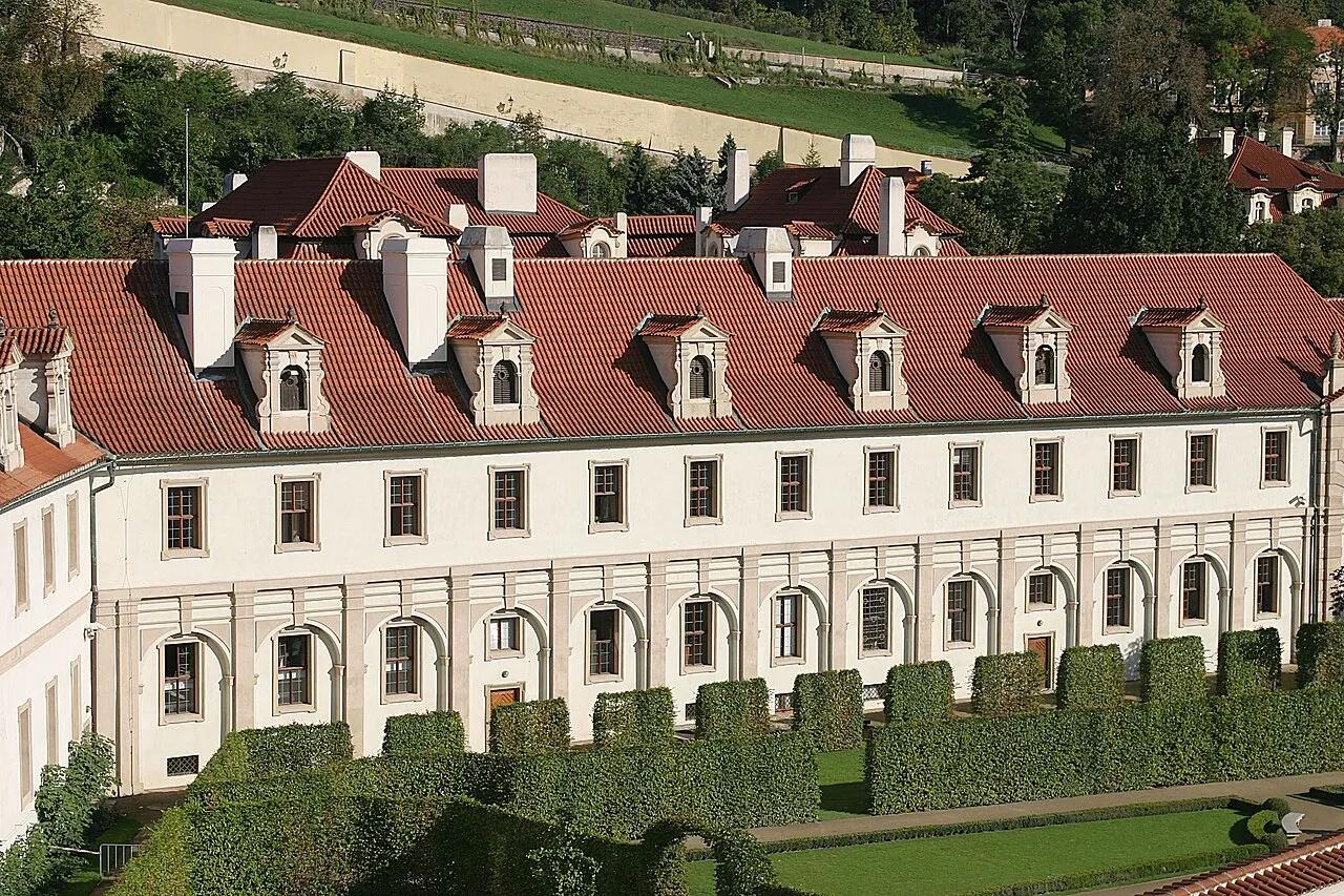 De Lobkowicz-vleugel van het Valdštejnský palác (Wallenstein-paleis) in Praag, de zetel van de Tsjechische Senaat.