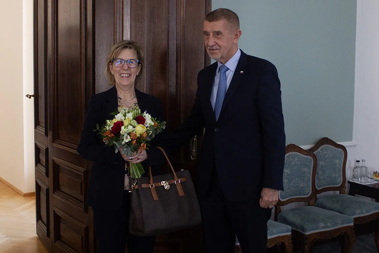 Tsjechisch premier Andrej Babiš in gesprek met Eurocommissaris Maria Luís Albuquerque.