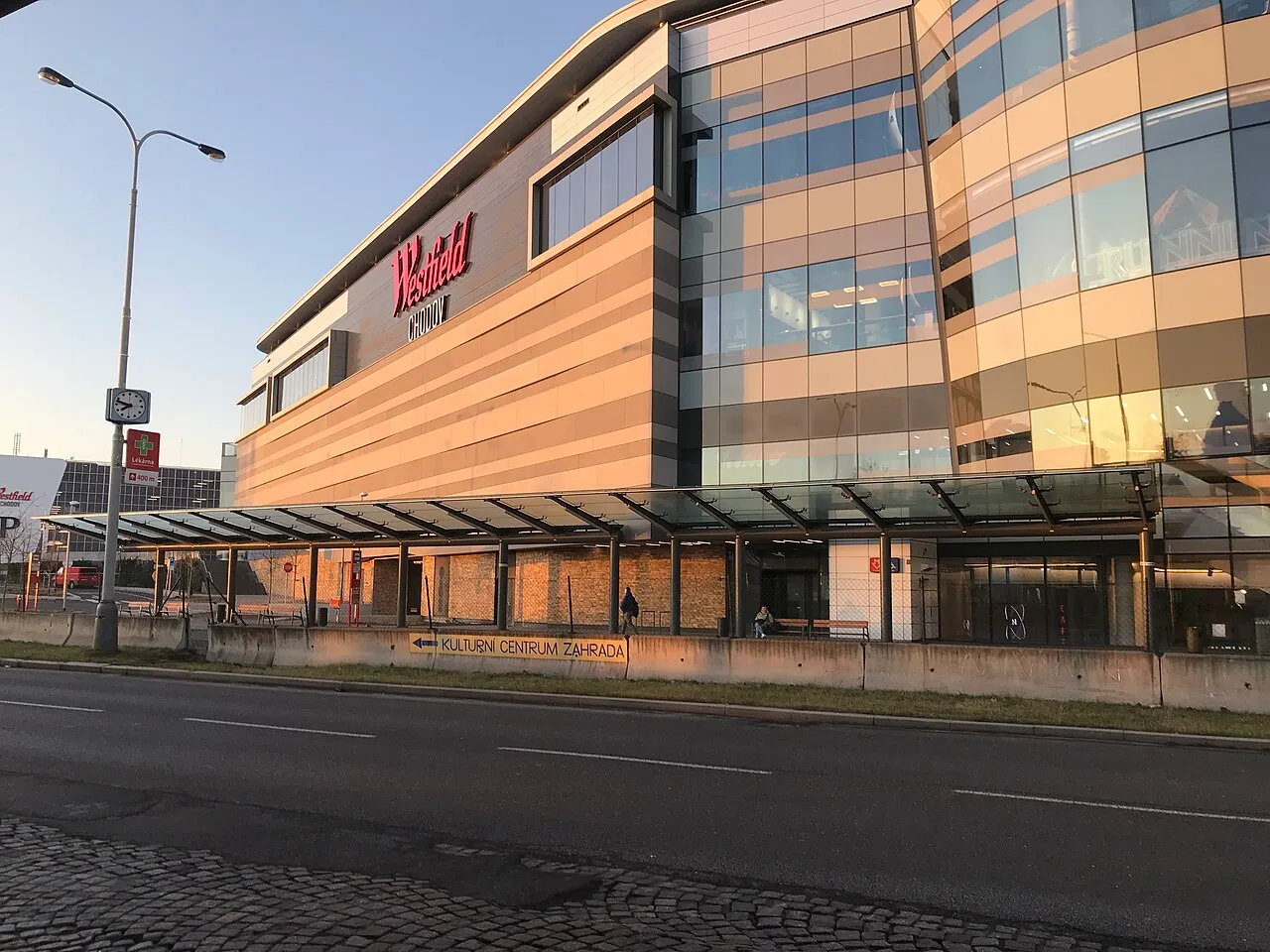 Winkelcentrum Westfield Chodov en de Roztylská-straat in Praag