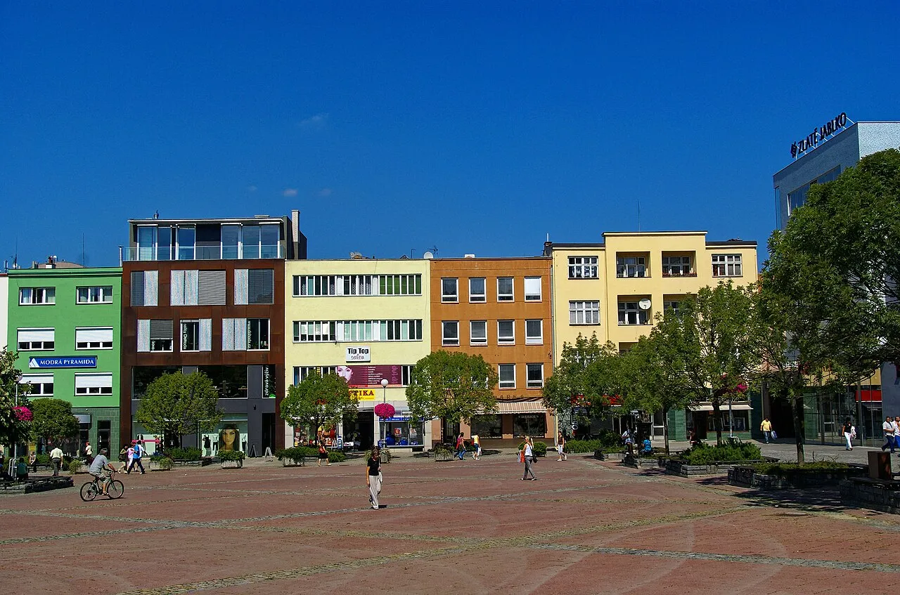 Náměstí Míru, het modernistische hoofdplein van Zlín, Tsjechië.