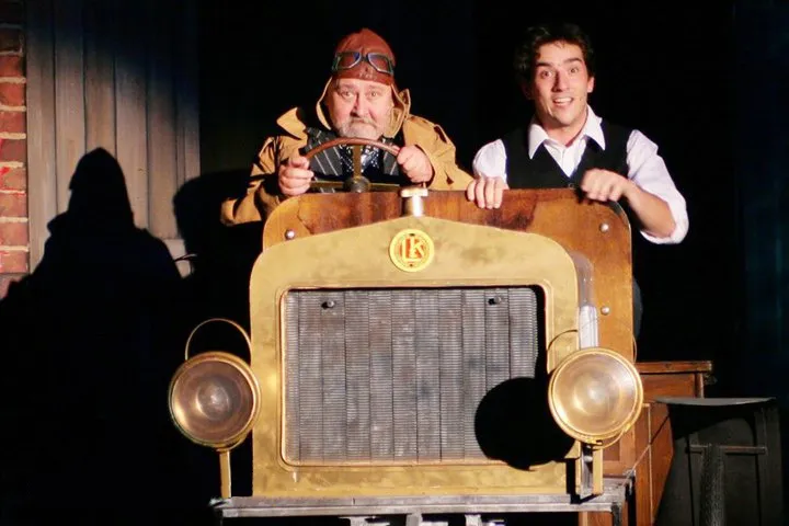 Ota Jirák (links) op het toneel van het stadstheater van Mladá Boleslav in de voorstelling Dědeček automobil, 2011.