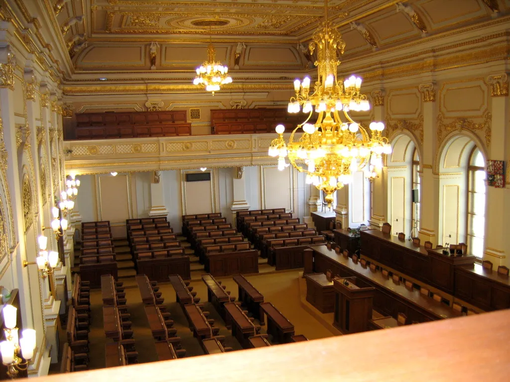 Vergaderzaal van de Tsjechische Tweede Kamer (Poslanecká sněmovna), waar de begroting 2027 wordt besproken.